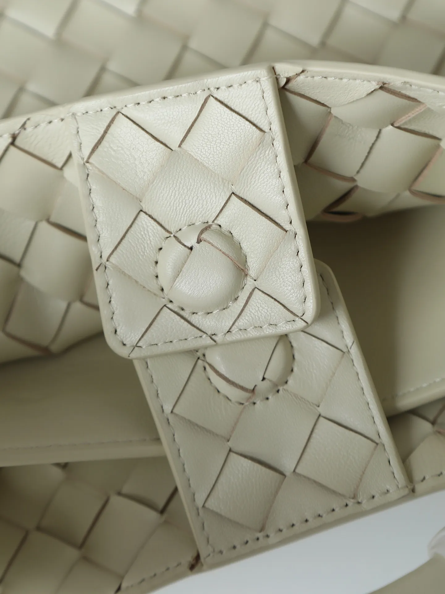 1550. Andiamo is shipping‼ ️Really popular🔥The new Andiamo woven handbag launched by Bottega Veneta this season is really popular all over the world! ! Celebrities at home and abroad have worn it, and Oscar-winning actress Michelle Yeoh has taken it out on the street. Song Jia, Trai Yala, Yu Feihong, Sanji Ayaka, Rosie Hunting-Whiteley, Yoshioka Riho, etc. have all worn this bag. It is classic and versatile and shows off your temperament, and the bag capacity is also large, which is very convenient for daily commuting! ! A variety of carrying methods, the shoulder straps can be adjusted by yourself, the original lambskin feels soft and delicate, and the unisex style breaks gender boundaries and brings a more practical and longer-lasting use experience. Andiamo, which has both elegant and casual styles, perfectly interprets the true appearance of "fashionable old money style". Style number: 766016 Size: 32*24*12